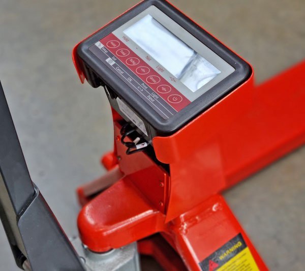 Pallet truck with integrated weighing scale display on the handle
