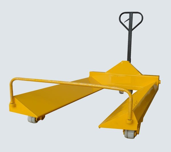 Hydraulic reel pallet truck with V-shaped forks for handling rolls and reels
