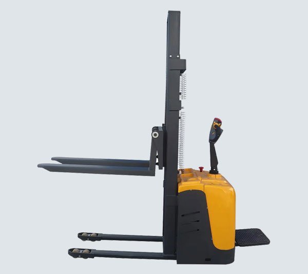 Fully battery operated electric stacker with powered travel and lift