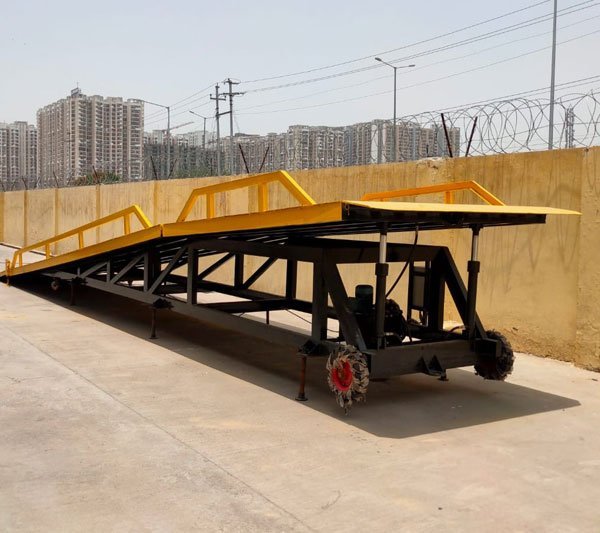 Mobile dock ramp positioned at a truck for forklift loading